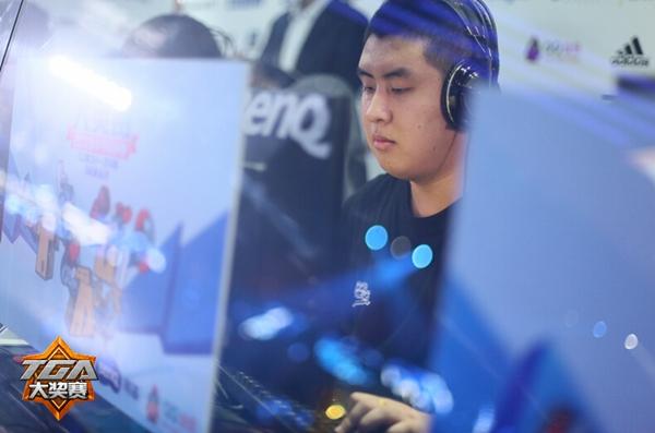 在cfpl  cf-穿越火线 资讯 > 【人物志】王者回归70kg复出加盟ag征战