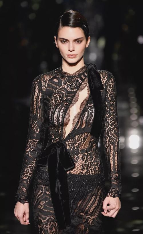 卡戴珊家族"最美"肯豆走秀,全身蕾丝太惹火,真是行走的美人蛇