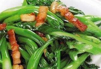 生炒菜心用猪油才香,再加少猪油渣拍蒜,炒出来有猪油香味十足,菜心