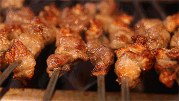羊肉串让你想把竹签也一起吃进去.