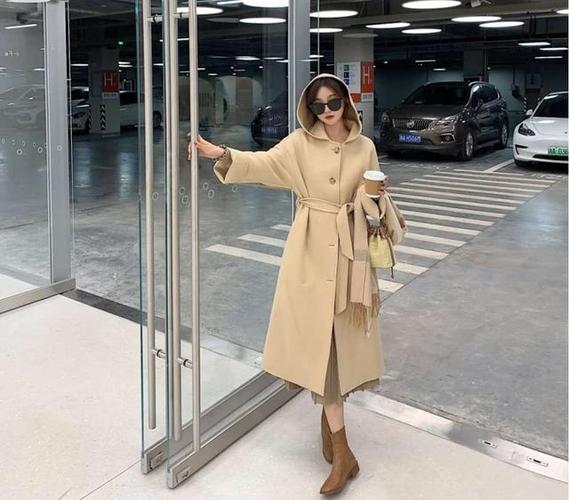 比卡其色大衣更火,今年流行"杏色大衣",内搭这样穿美极了