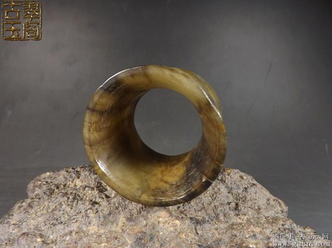 明代和田青白玉带黑沁大玉发箍