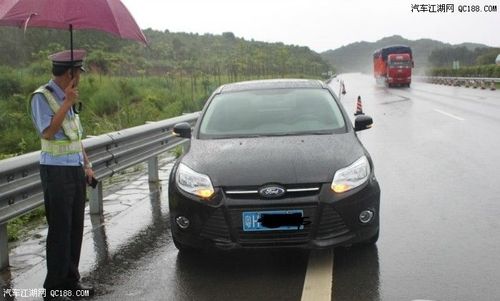 天雨路滑小心开车 福克斯车友事故心得