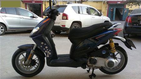 展开全部 这是宗申比亚乔byq125t-5e运动健将,或是其同系列的车,新车