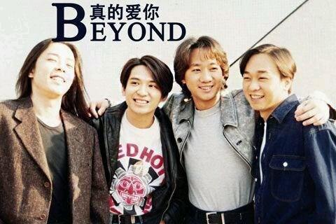 1989年,小美借着母亲节的灵感,给beyond写了一首《真的爱你》.