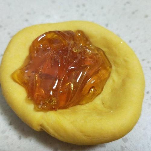 成品图没拍,将就看哈 原料:南瓜,馒头粉,酵母,麦芽糖.
