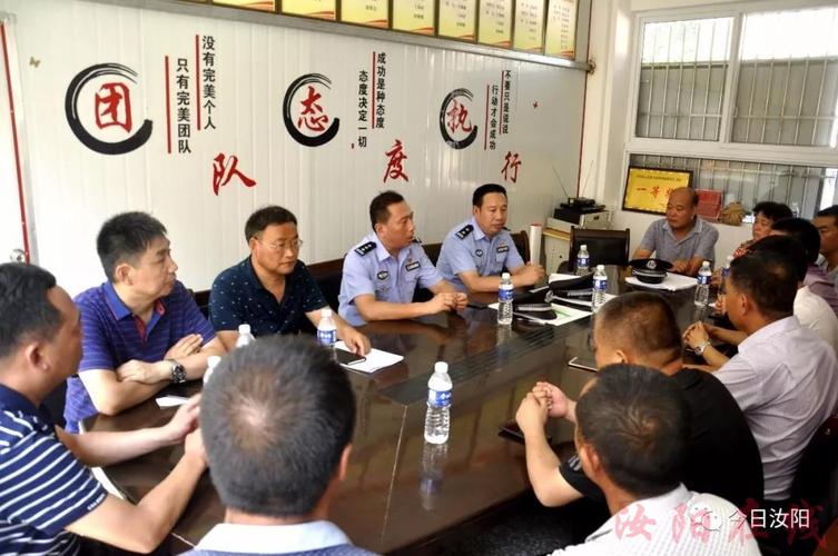 会后,李保国对公安民警进行动员,并与乡镇村干部进行座谈.