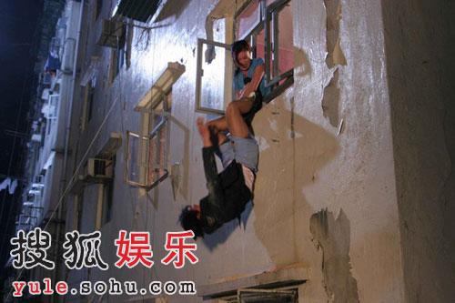 组图:李克勤露底倒挂天台 穿五条内裤防走光