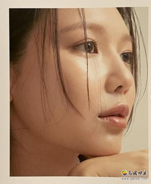 少女时代秀英近日发布近照以其出众美貌和完美比例身材吸引粉丝的目光