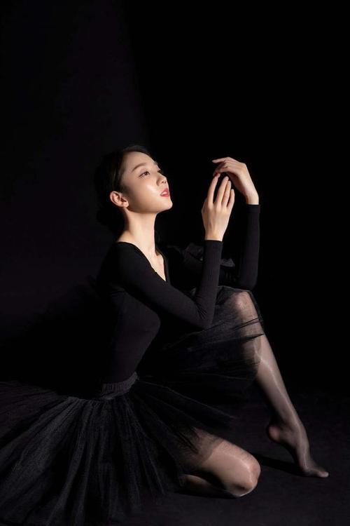 跳舞女孩一组唯美的人物艺术摄影作品图