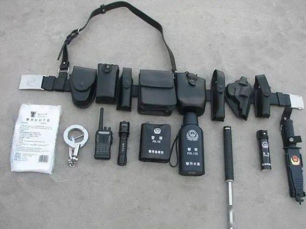 一名基层警察眼中的警用八件套