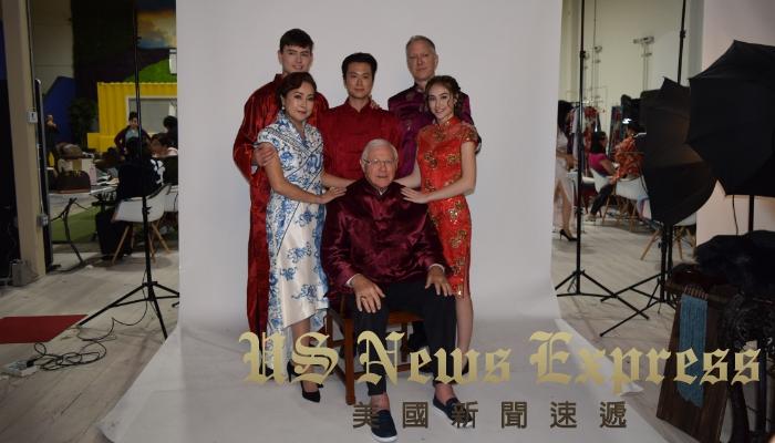 安东诺维奇(中,坐者)和妻子胡惠玲(左前者),与4位子女一起参与"画中人