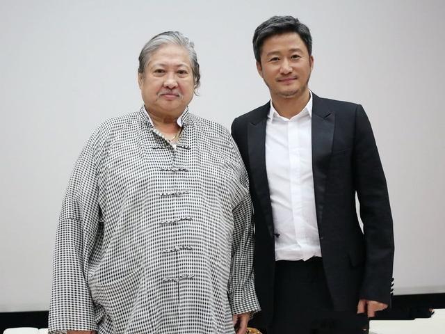 66岁洪金宝近脸照,身体硬朗行走方便,但身材却一言难尽!