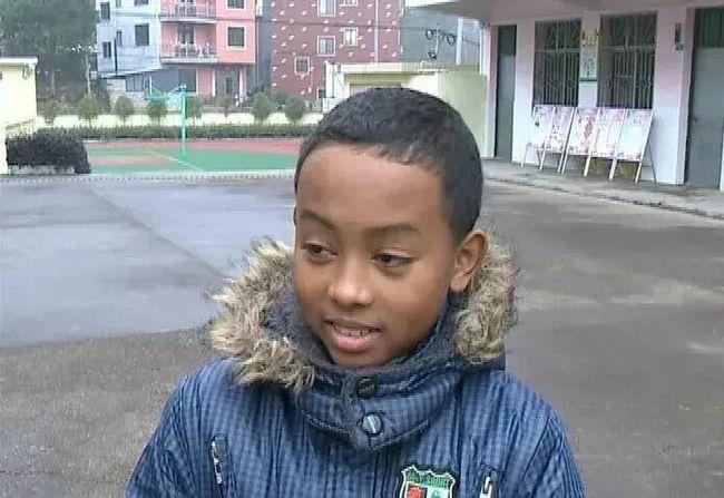 11年前浙江农村奶奶收养的那个黑人混血小男孩,如今怎么样了?