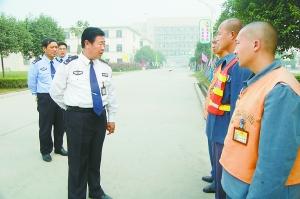 监狱长陈松国庆期间检查罪犯监督岗 郭永刚/摄