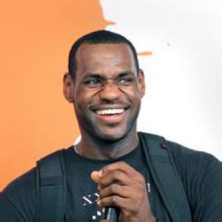 微信头像詹姆斯黑白照