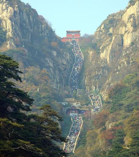 山东泰山酒店价格高游客挤厕所过夜,太贵,人多还是熬夜看日出?