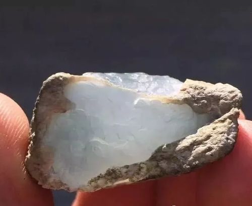 货主一眼看中这块翡翠小原石,结果一刀切出冰种翡翠!