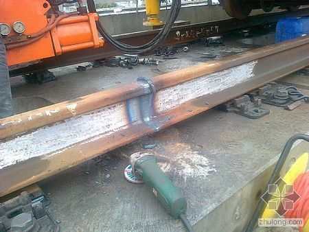 无缝钢轨的铺设方法