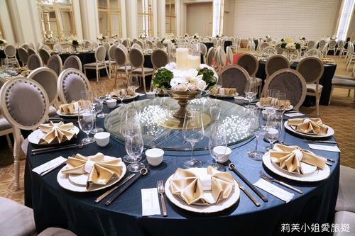 每一个宴会厅的入口处,加以花卉布置即可展现新人独特的设计.