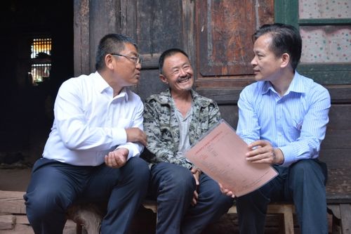 钟志华赴大理白族自治州云龙县调研定点扶贫工作