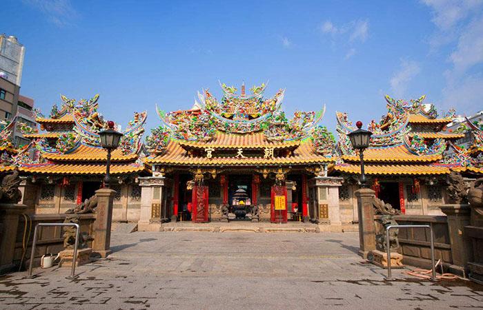 在台湾人膜拜的众多神祗中,妈祖的信徒高居第一位.