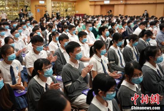 戚发轫走进香港皇仁书院向中学生畅谈中国航天精神