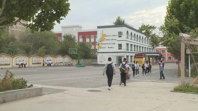 伊宁市各学校陆续开学 上好开学第一课