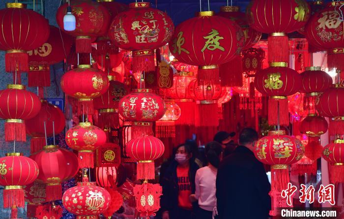 福州春节临近新春饰品走俏