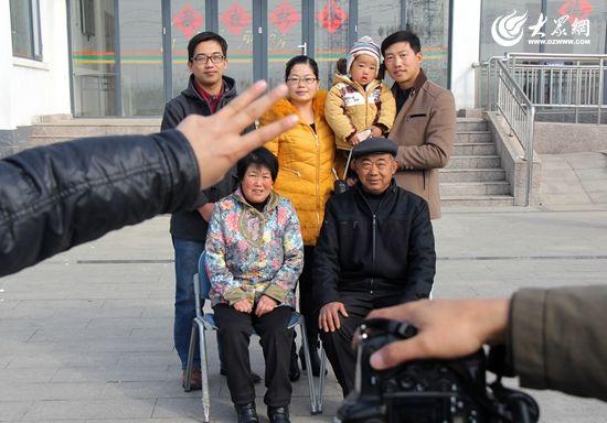 日照卞家庄:摄影家给村民免费拍全家福
