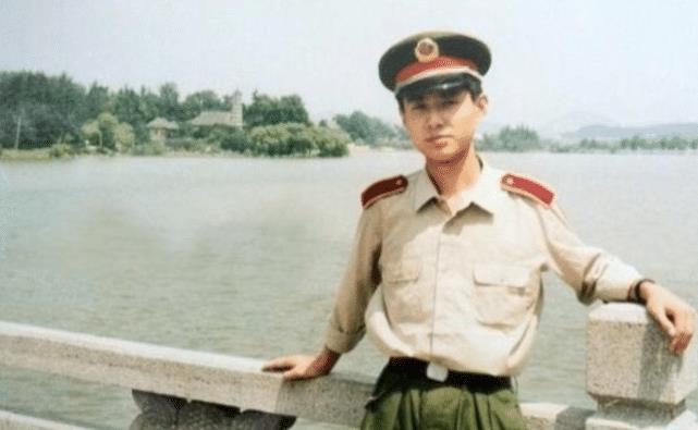 年轻时的郭广平肯定也是帅哥,从上面的这张青涩照看,颜值应该不输给