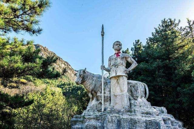 他被"抗日英雄"王小二救下,为报恩自发守墓,58年过去现状如何