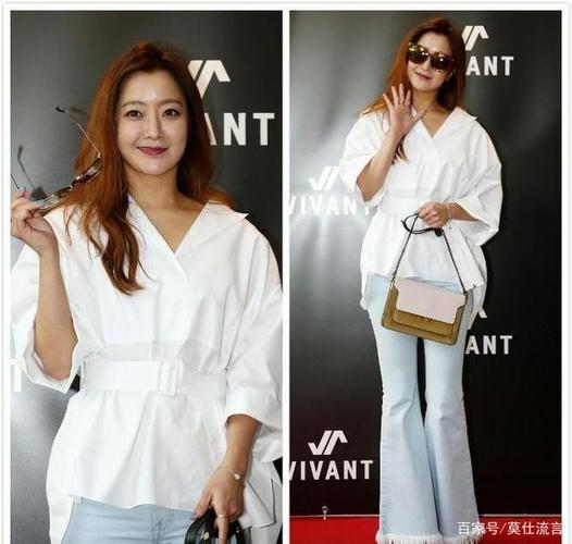 44岁金喜善穿起粉嫩套装,画面看上去很纯美,像个20岁的少女