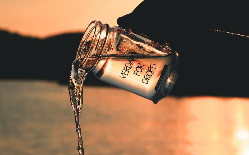 壁纸 玻璃杯,倒水,黄昏 3840x2160 uhd 4k 高清壁纸, 图片, 照片