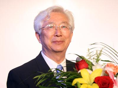 图文著名主持人陈铎主持颁奖晚会