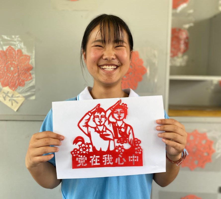 视频| 党恩"刻"心中 君山学子用这种方式献礼建党100周年