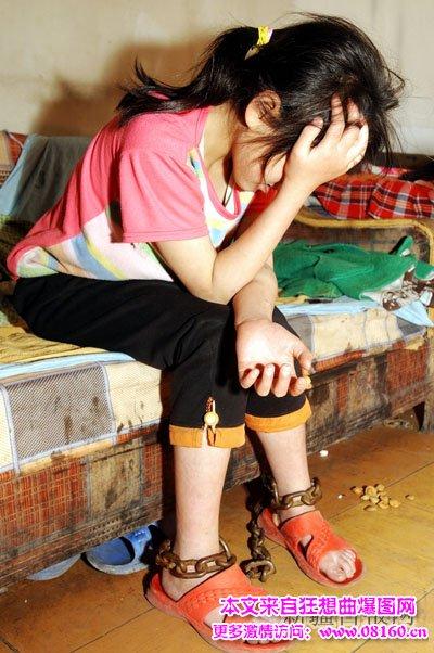 美女被铁链锁脚,乞丐用铁链锁多名女子(2)