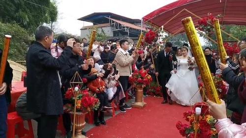 山东一漂亮空姐,嫁了一位富商,新郎年纪有点大,猜猜新郎多少岁