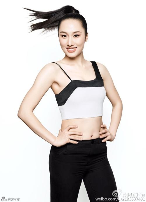 张虹为女性杂志拍大片造型百变