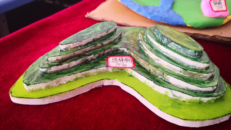 "小制作 大地理"模型制作指尖上的地图