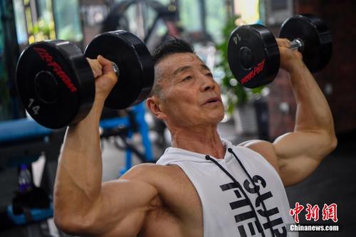 (杨新民) . [/ (骆云飞) ]