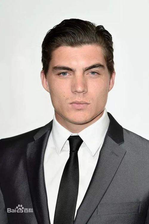 more leads in riverdale spinoff zane holtz以及katherina lanasa将