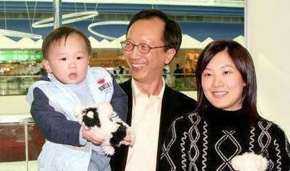 伏明霞一家5口出游似带兵