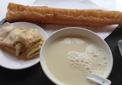 早餐便宜的就吃豆浆油条,贵的就吃早茶点心,我则一觉