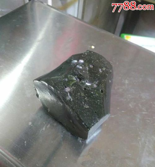 罕见纯玻璃陨石