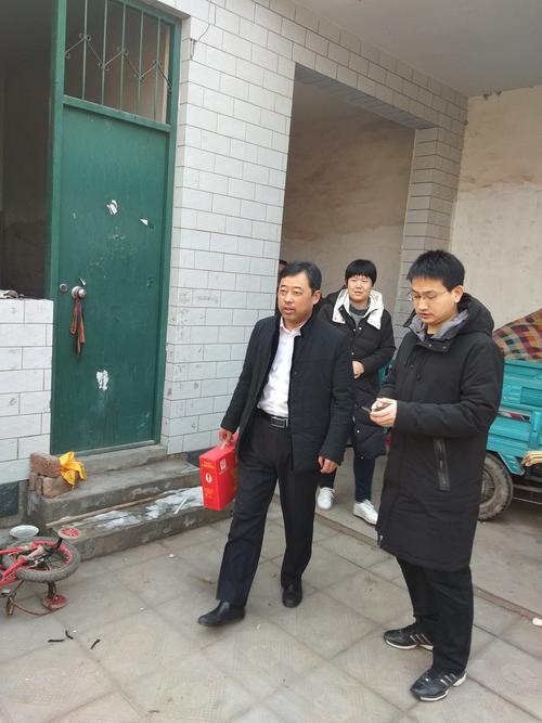 丛台区区委常委,办公室主任张守栋来东三家村慰问贫困