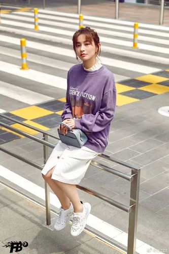 的牛仔连体裤混搭 诠释云淡风轻的自在与坦然 套装式outfits应对各种