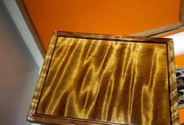 大叶楠其实与金丝楠木或者楠木没有半点关联,是其纹理非常接近金丝楠