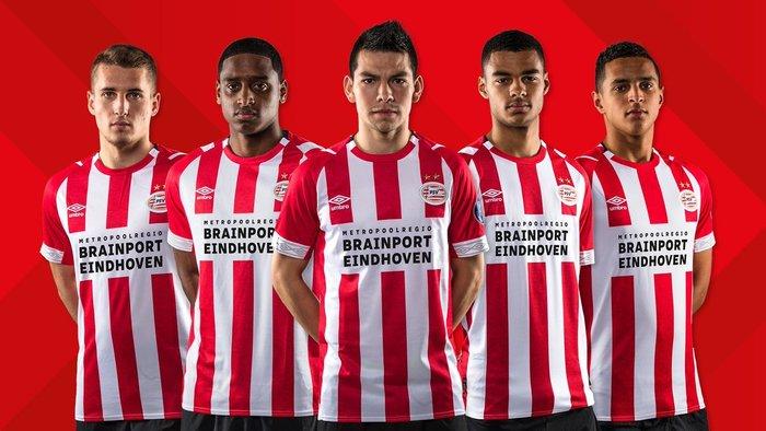 足球俱乐部psv的最新赛季球衣印上了赞助商的标志