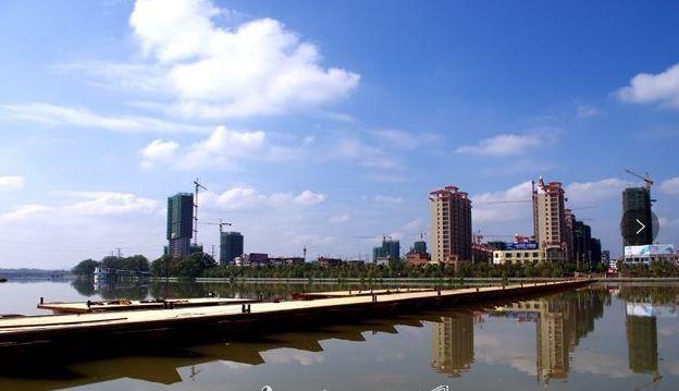 洪水过后的兴国,浮桥断开几节,两岸遍地淤泥!